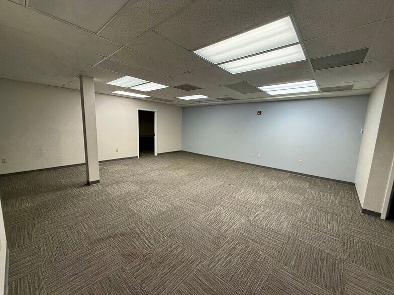 More Photos Of 326 E High St, Potosi Office For Sale