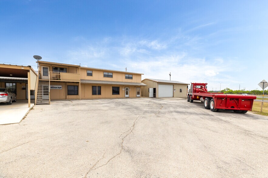 More Photos Of 389 Interstate 35 S, Devine Unknown For Lease