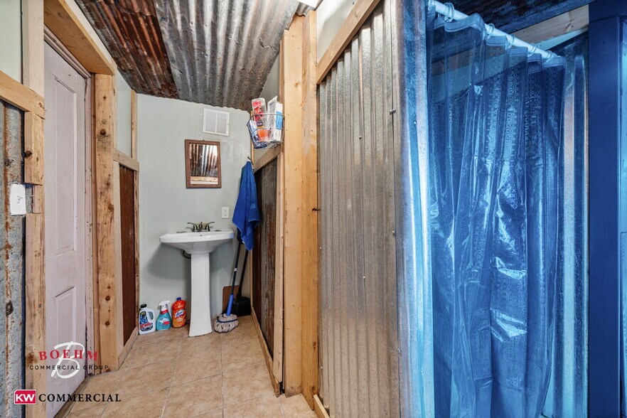 More Photos Of 23699-23737 W US Highway 290, Harper Storefront For Sale