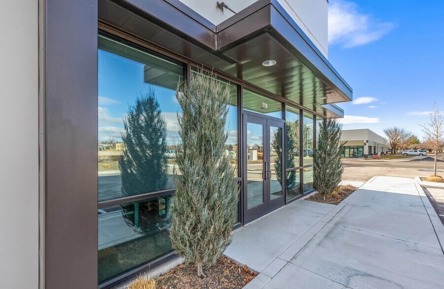 More Photos Of 9877 W Emerald St, Boise Flex For Lease