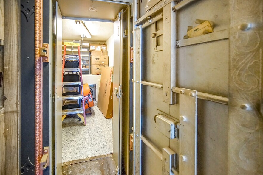 More Photos Of 111 E Dempsey St, Bryson General Retail For Sale