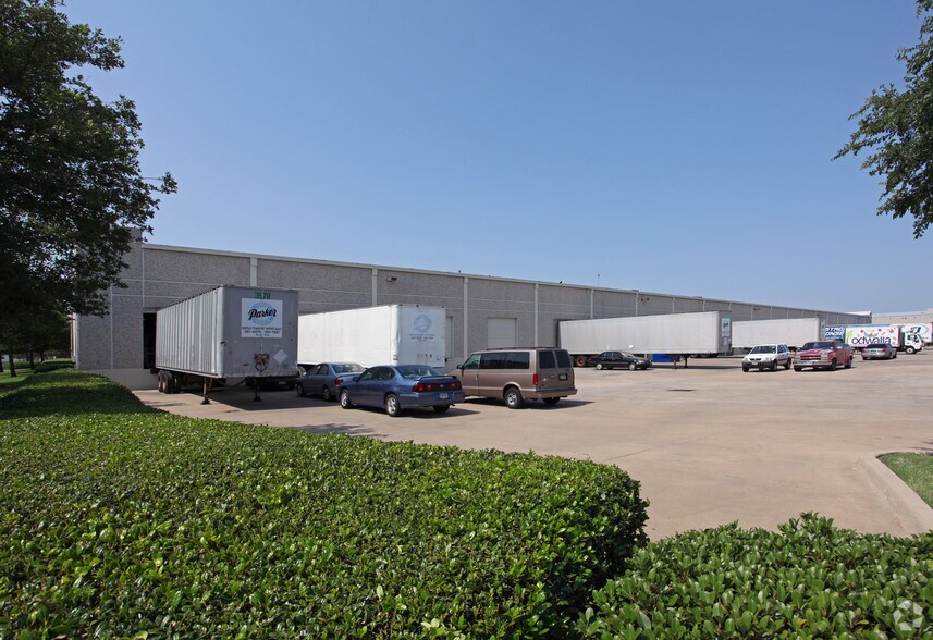 More Photos Of 1100 Valwood Pky, Carrollton Distribution For Lease