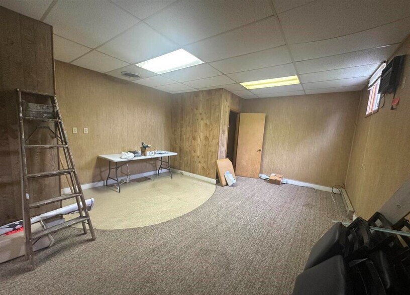 More Photos Of 101 S Rose St, Elmwood Office For Sale
