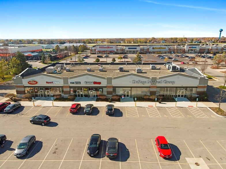 More Photos Of 137-149 N Weber Rd, Bolingbrook Restaurant For Lease