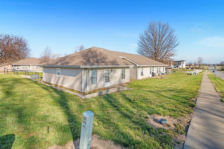 More Photos Of 408 SE 7th St, Oak Grove Apartments For Sale