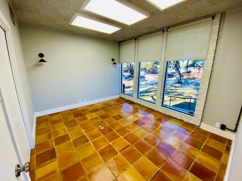 More Photos Of 1176 Business 35, New Braunfels Office For Sale