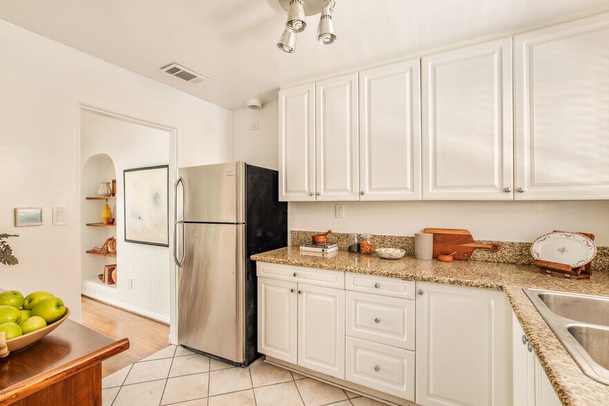 More Photos Of 121 N Avenue 59, Los Angeles Office Residential For Sale