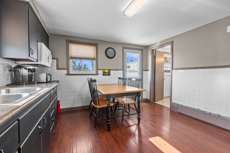 More Photos Of 407 W Saint Joseph St, Perryville Office For Sale