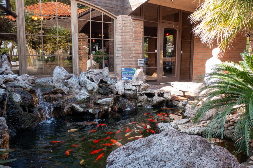 More Photos Of 1800 N Palm Canyon Dr, Palm Springs Restaurant For Sale