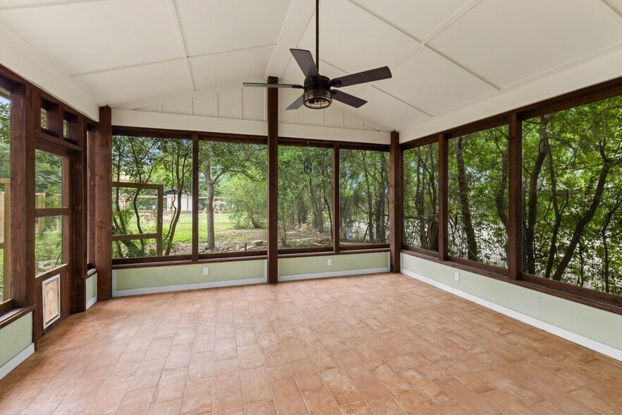 More Photos Of 1012 N Flores St, San Antonio General Retail For Sale
