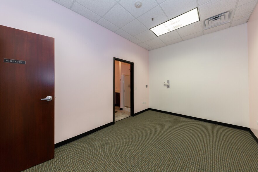 More Photos Of 1452 Merchant Dr, Algonquin Medical For Sale