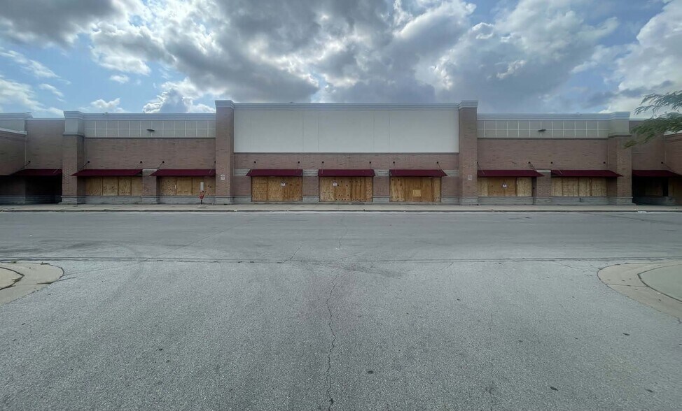 Primary Photo Of 2355 N 35th St, Milwaukee Supermarket For Lease