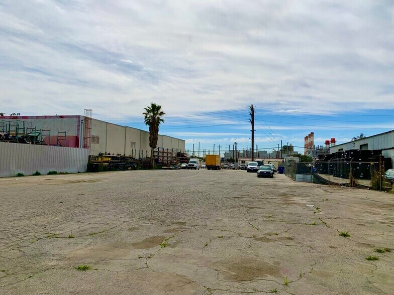 More Photos Of 9833 Glenoaks Blvd, Sun Valley Land For Lease