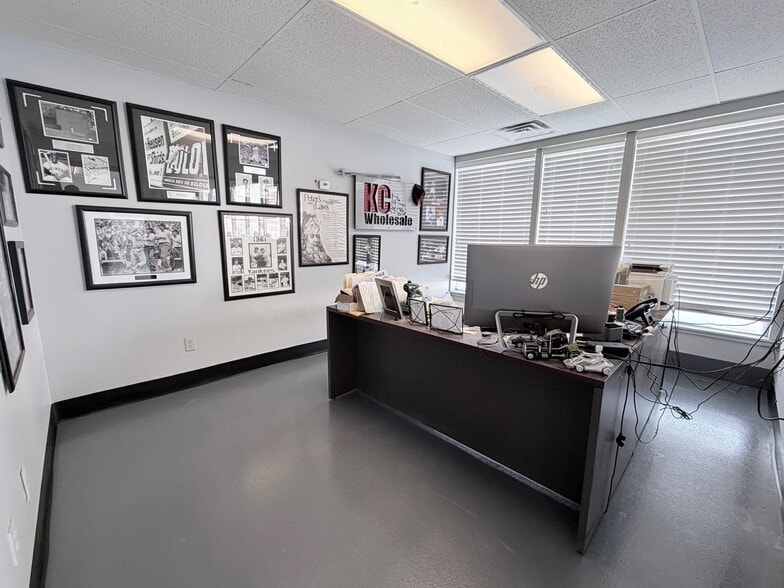 More Photos Of 701 SW 1st St, Oak Grove Industrial For Lease