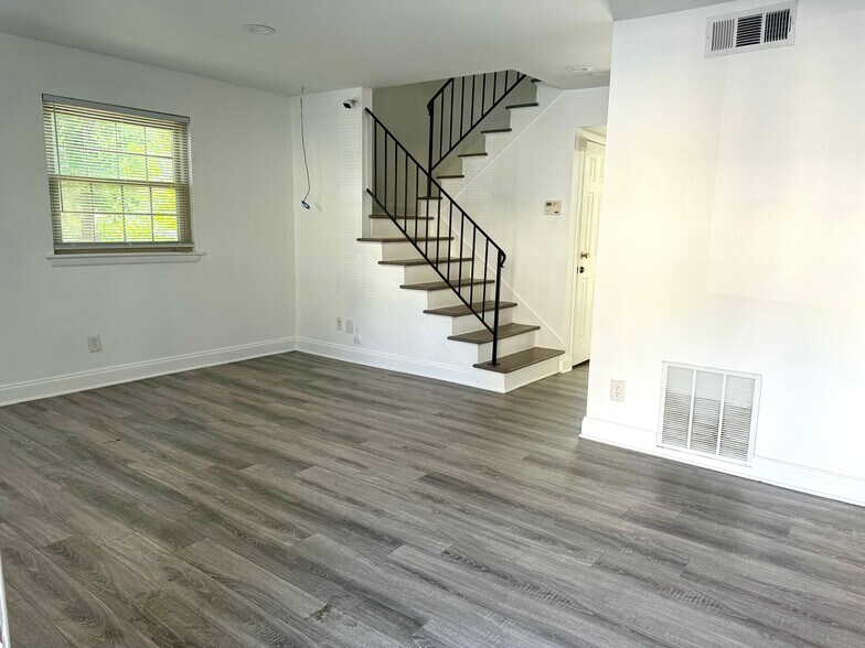 More Photos Of 4651 Roswell Rd NE, Atlanta Office Residential For Lease