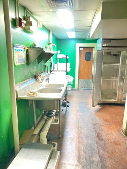 More Photos Of 333 N Charles St, Baltimore Storefront Retail Office For Lease