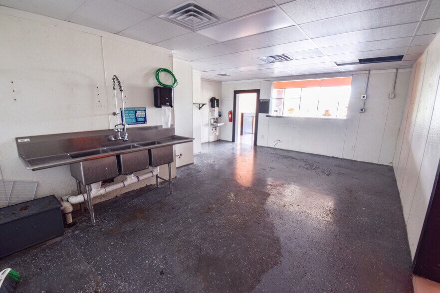 More Photos Of 4550 Station Cir, Northport Freestanding For Lease