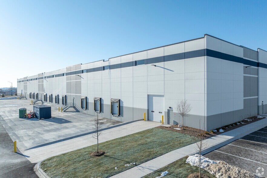 More Photos Of 755 N Independence Blvd, Romeoville Warehouse For Lease