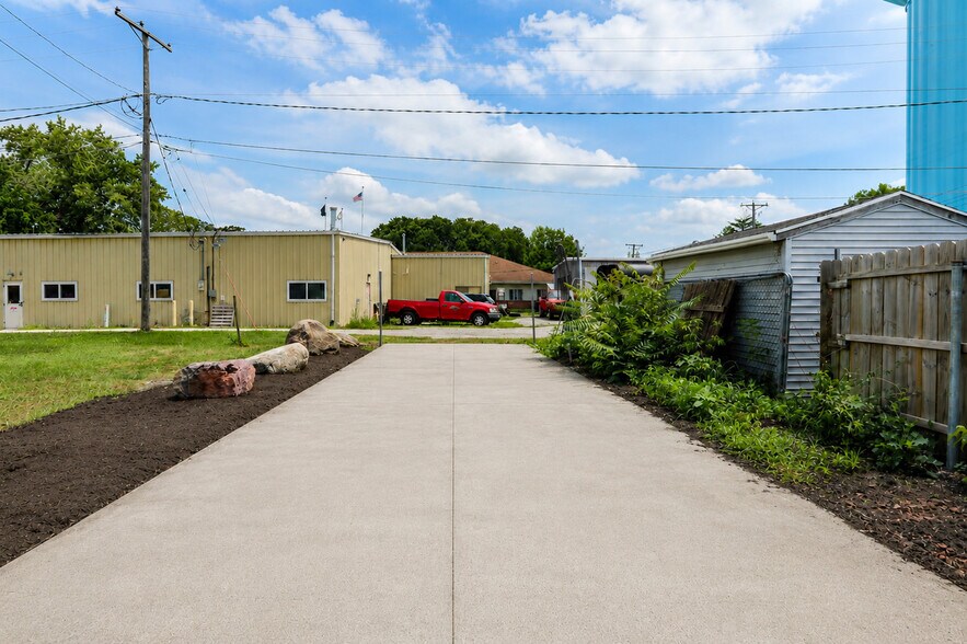 More Photos Of 123 Center Ave N, Mitchellville Office For Lease