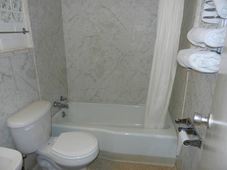 More Photos Of 14000 E Business 40 St, Mclean Hotel For Sale