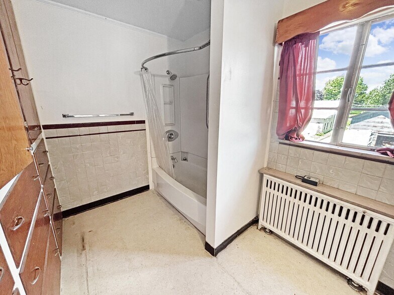 More Photos Of 105 W Cross St, Palestine Storefront Retail Residential For Sale