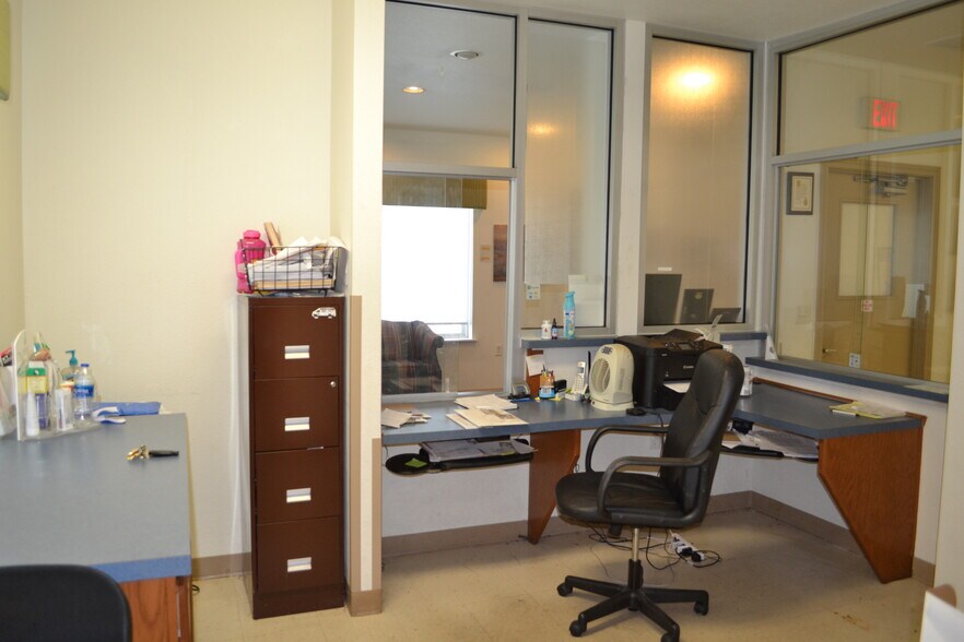 More Photos Of 112 N Lee Dr, Gladewater Office For Sale