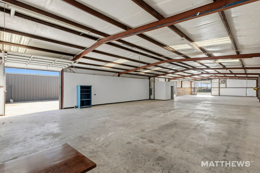 More Photos Of 112 Commercial Pl, Schertz Warehouse For Lease