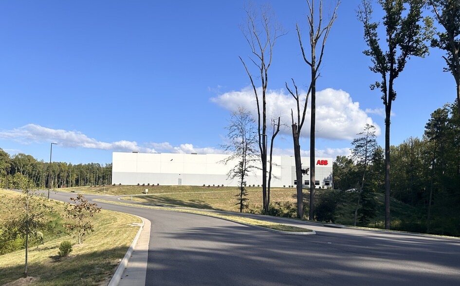 More Photos Of 8440 Times Dispatch Blvd, Mechanicsville Distribution For Lease