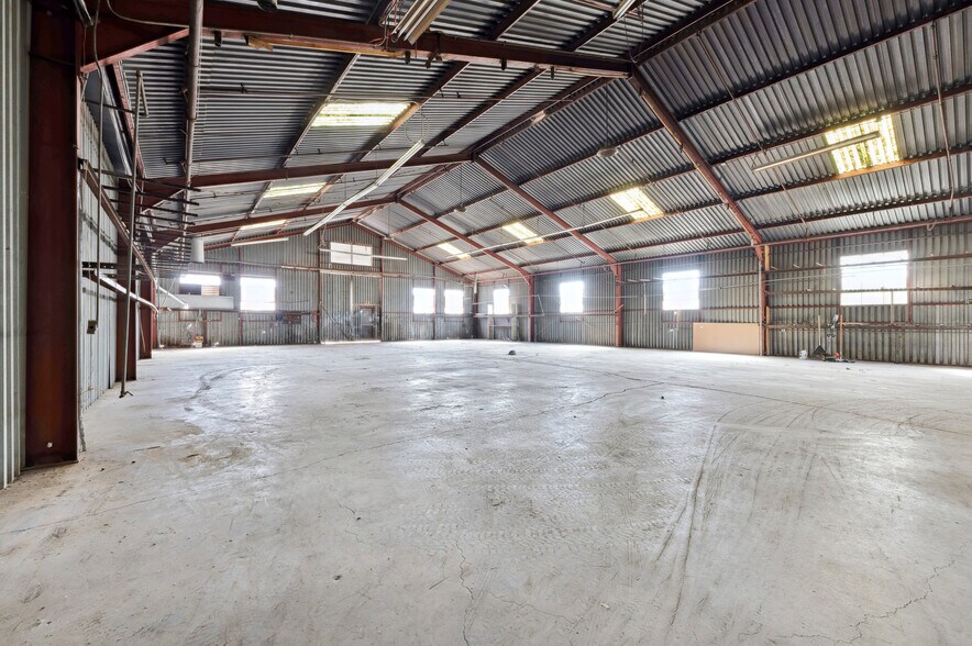 More Photos Of 8426-8428 San Fernando Rd, Sun Valley Warehouse For Lease