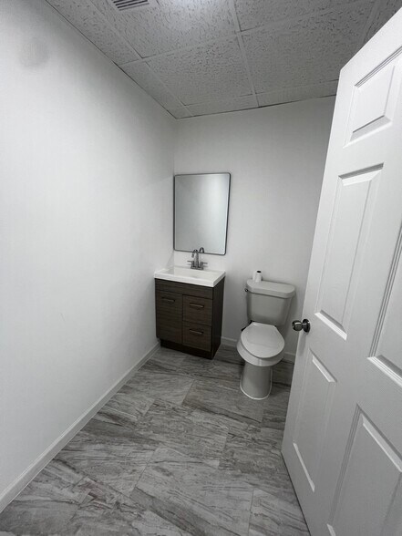 More Photos Of 6827 La Paseo St, Houston Warehouse For Lease