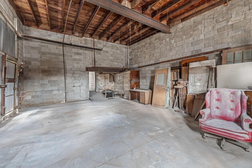 More Photos Of 104 E College St, Stephenville General Retail For Sale