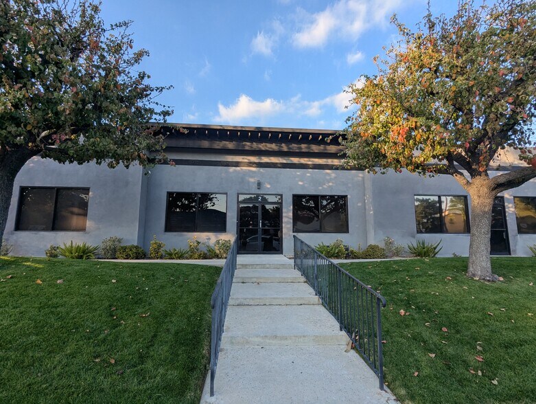 More Photos Of 19431 Business Center Dr, Northridge Warehouse For Lease