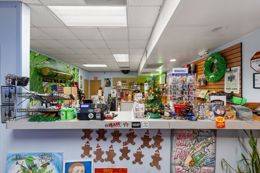 More Photos Of 3052 Belmont St, Bellaire General Retail For Sale