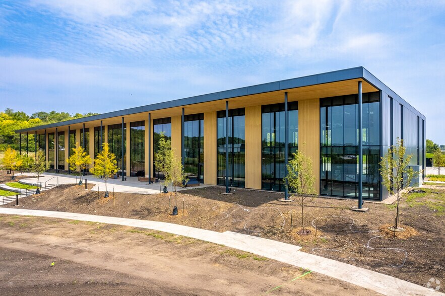 More Photos Of 5745 Raccoon River Dr, West Des Moines Office For Lease