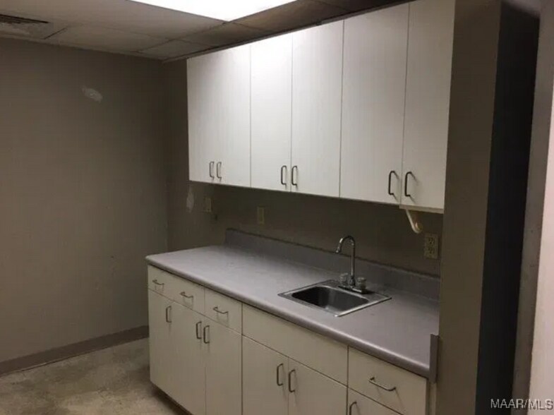 More Photos Of 1015 River Falls St, Andalusia Office For Sale