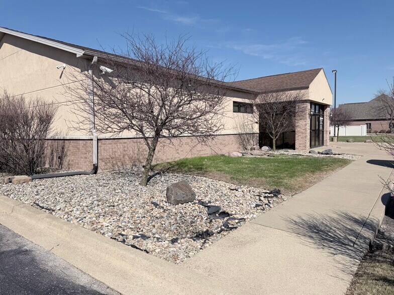 Primary Photo Of 150 N Prairie View Dr, Manteno General Retail For Sale