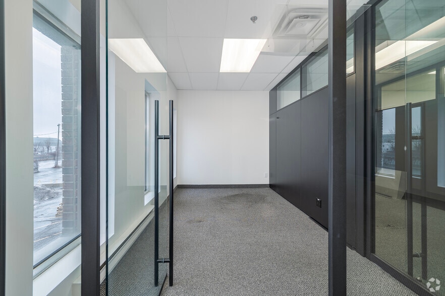 More Photos Of 395 Av Sainte-Croix, Montréal Warehouse For Lease