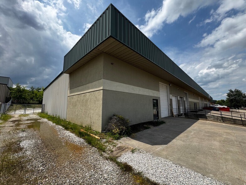 More Photos Of 1210-1212 NW Valley Ridge Dr, Grain Vly, Grain Valley Warehouse For Lease