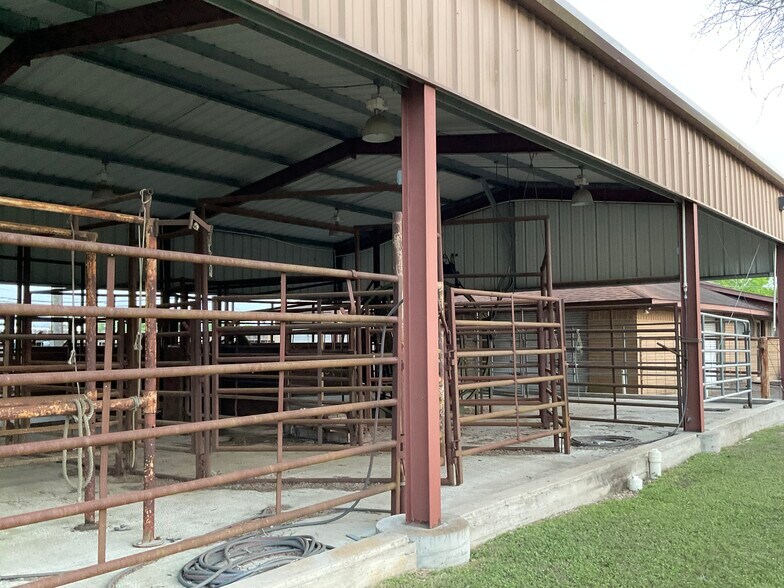 More Photos Of 1310 W Grand Ave, Yoakum Veterinarian Kennel For Sale
