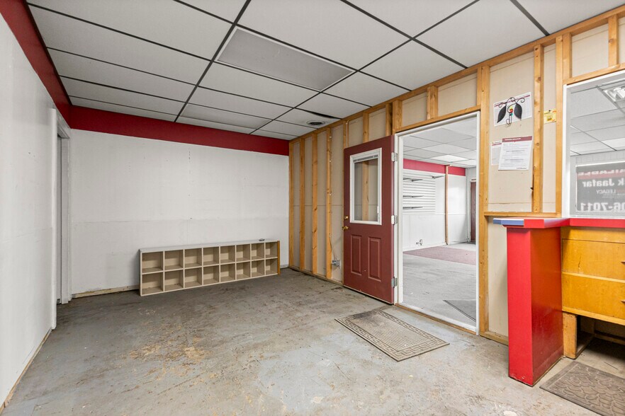 More Photos Of 26905 Plymouth Rd, Redford Township Freestanding For Lease