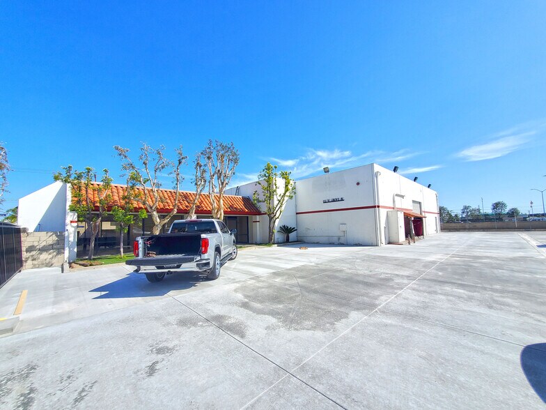 More Photos Of 932 W Grove Ave, Orange Warehouse For Lease