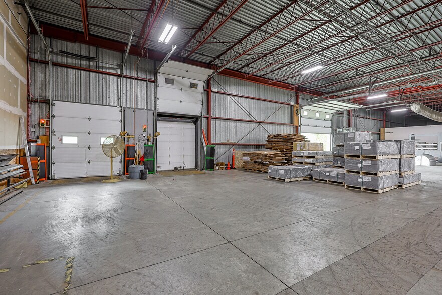 More Photos Of 780 Rue Georges-Cros, Granby Distribution For Lease