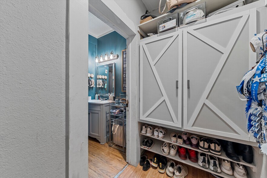 More Photos Of 1020 E Jefferson Ave, Whitney Light Distribution For Sale