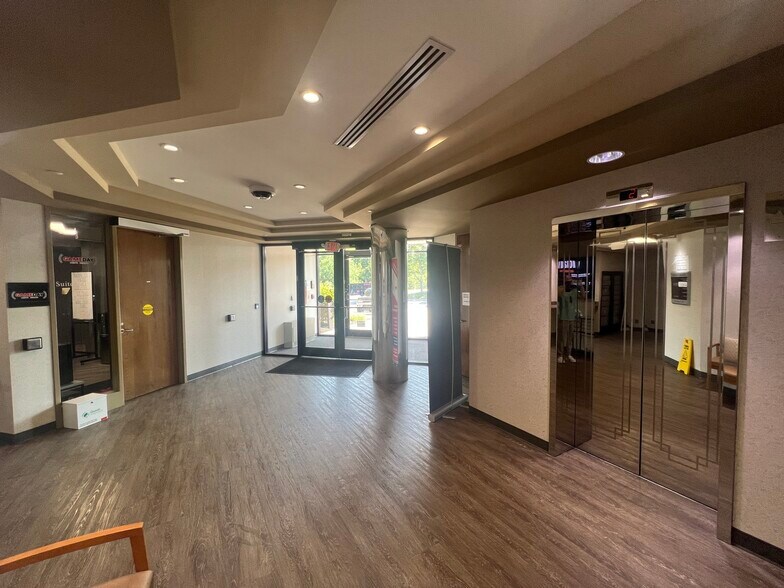 More Photos Of 2670 Chancellor Dr, Crestview Hills Office For Lease