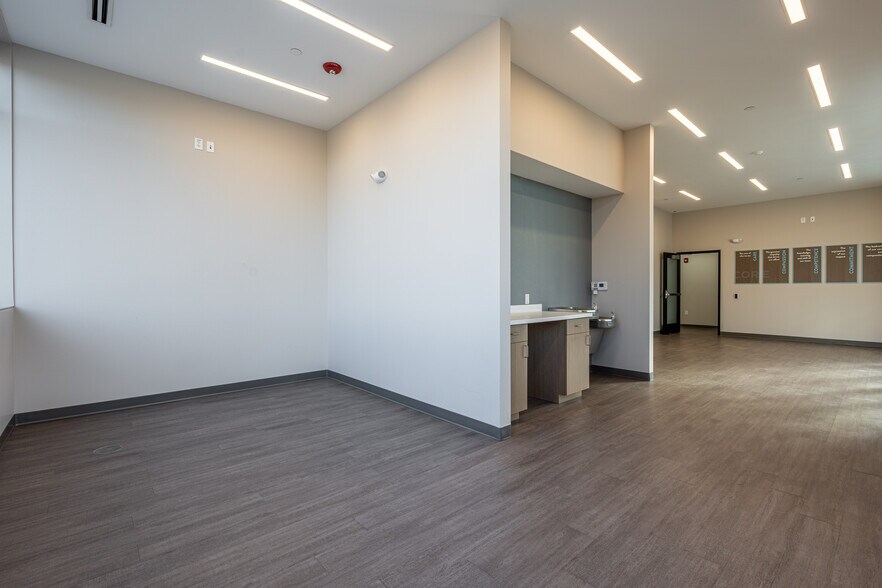 More Photos Of 140 Hansen Blvd, North Aurora Medical For Lease