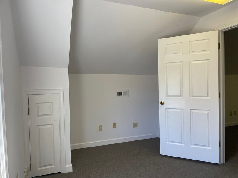 More Photos Of 8979 Pocahontas Trl, Williamsburg Light Distribution For Lease