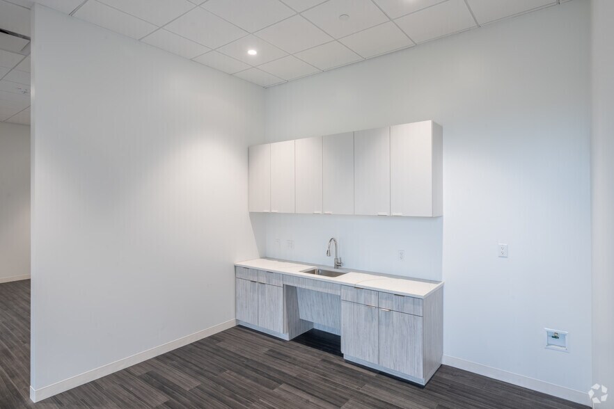 More Photos Of 190 TC Jester Blvd, Houston Office For Sale