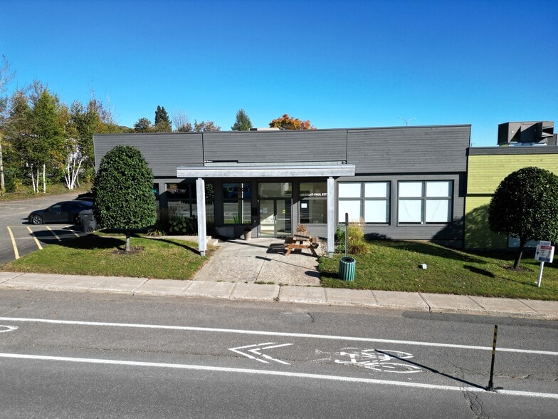 More Photos Of 16 Rue Saint-Paul O, Sainte-agathe-des-monts Healthcare For Lease