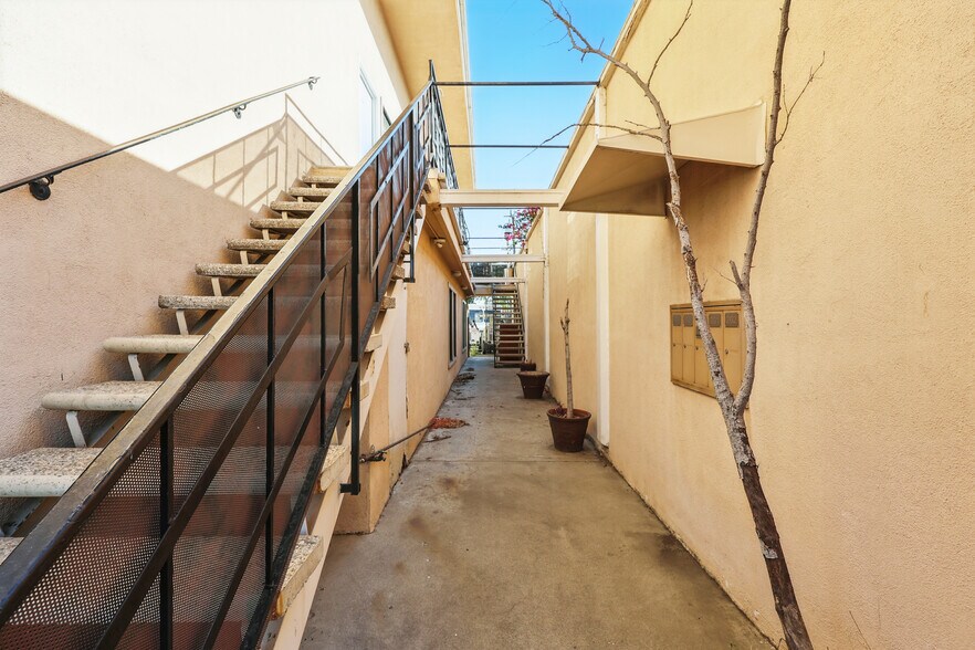 More Photos Of 5428 E Beverly Blvd, Los Angeles Office For Sale