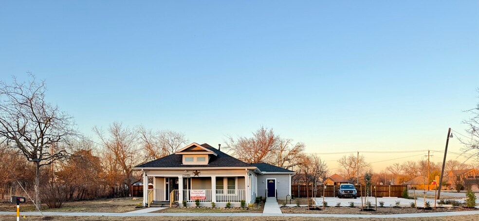 More Photos Of 802 E Broad St, Forney Office For Sale